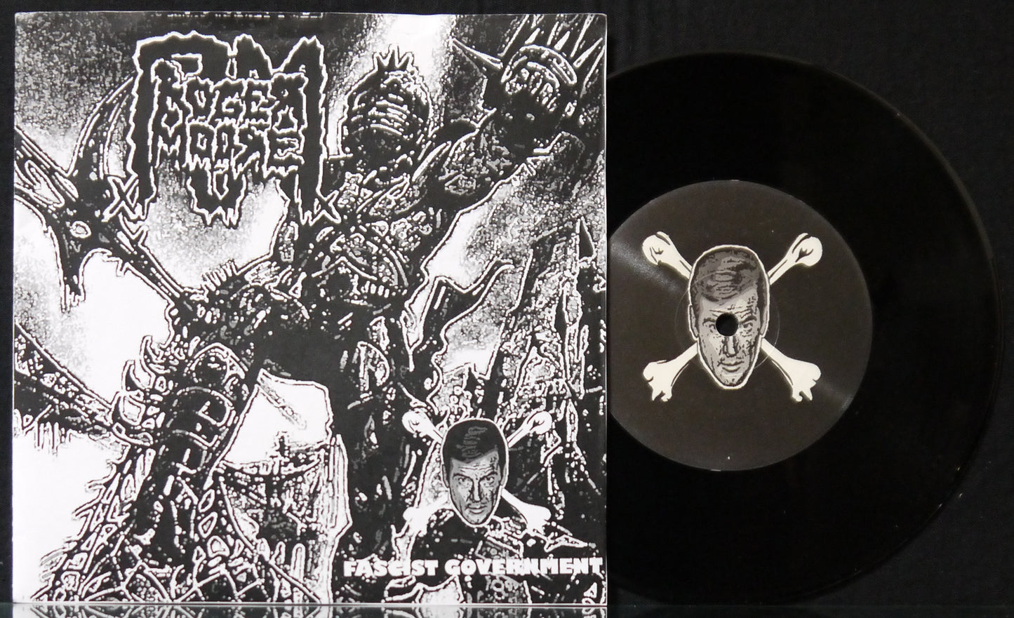 ROGER MOORE / SLAPENDEHONDEN - Split 7"